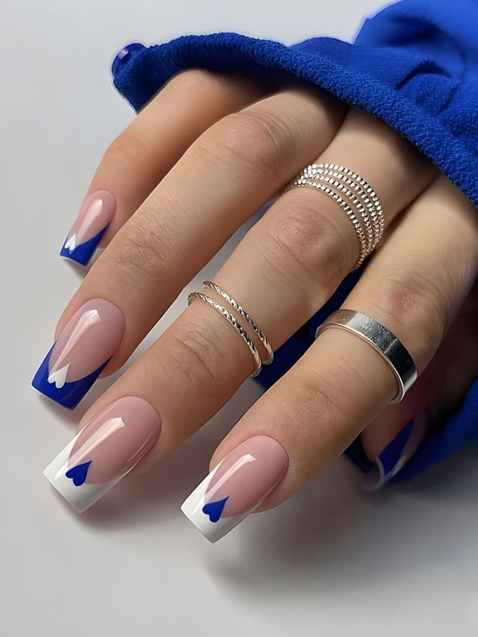 unhas azul e branco baratas como economizar na manicure