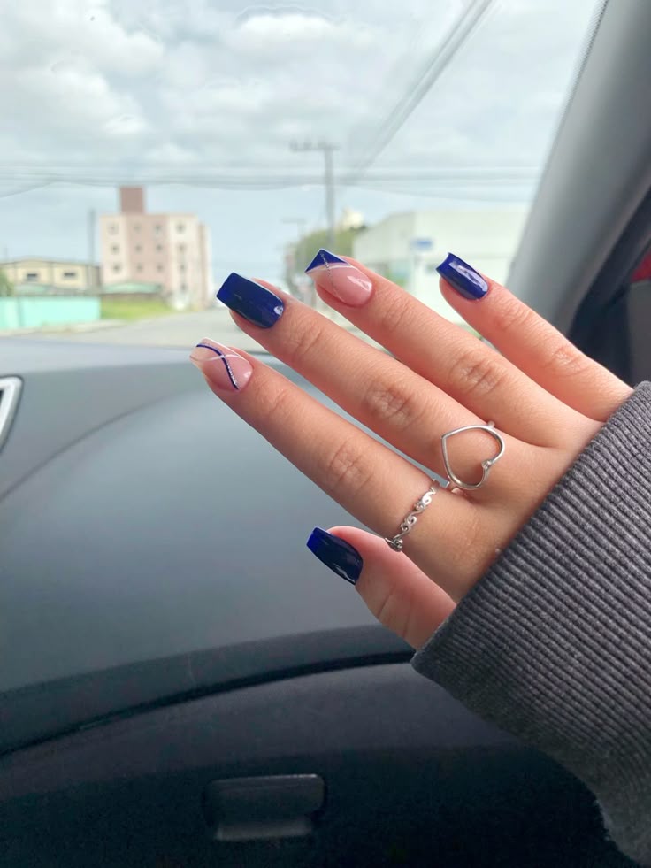 unhas azul cobalto francesinha