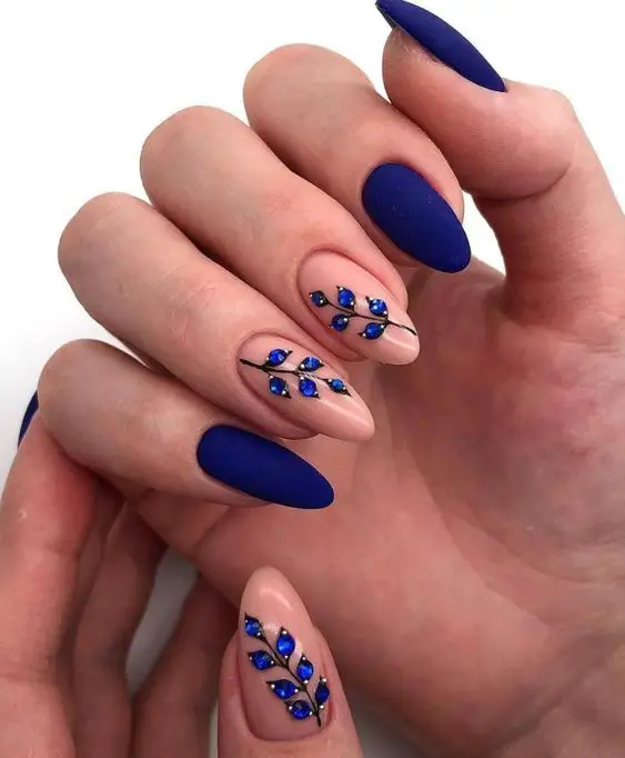 unhas azul escuro com glitter