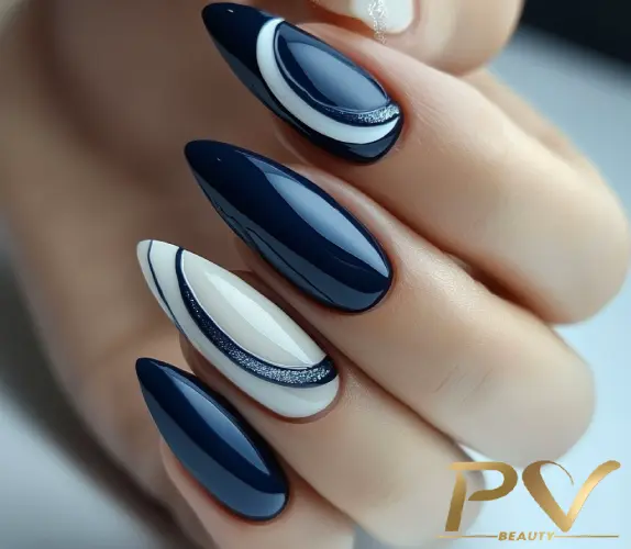 unhas azul escuro com glitter