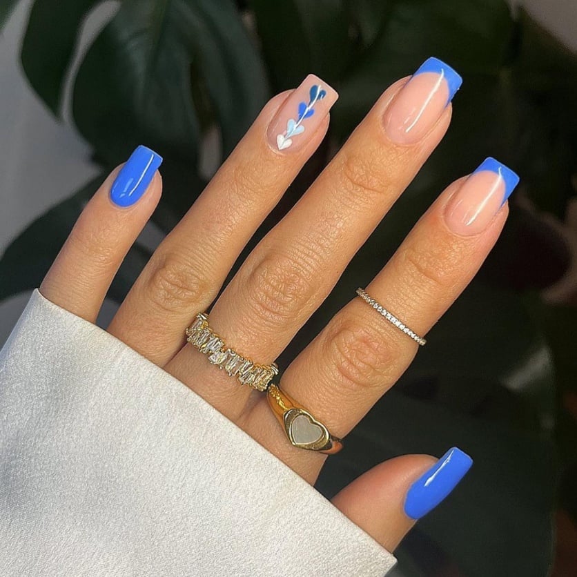 unhas azul escuro minimalistas
