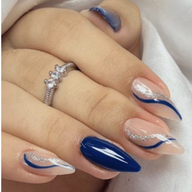 unhas azul escuro com strass