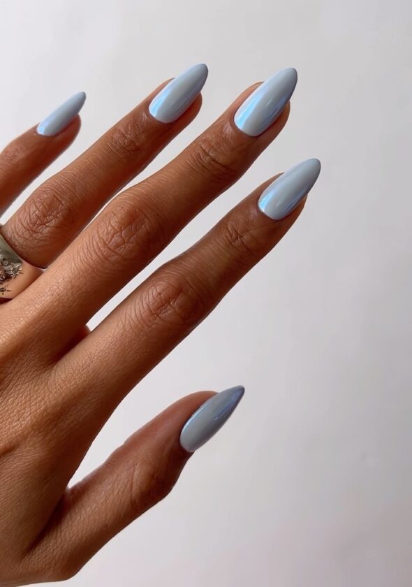 unhas azul escuro e branco