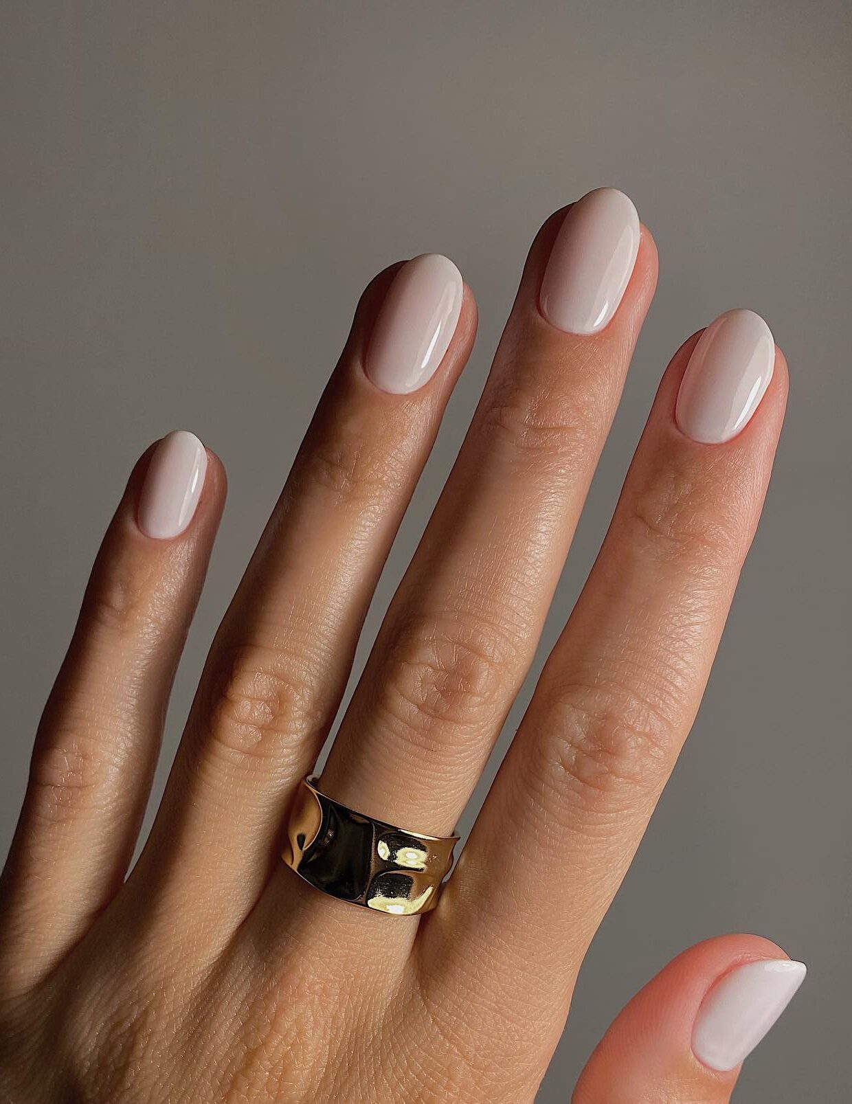 unhas brancas minimalistas