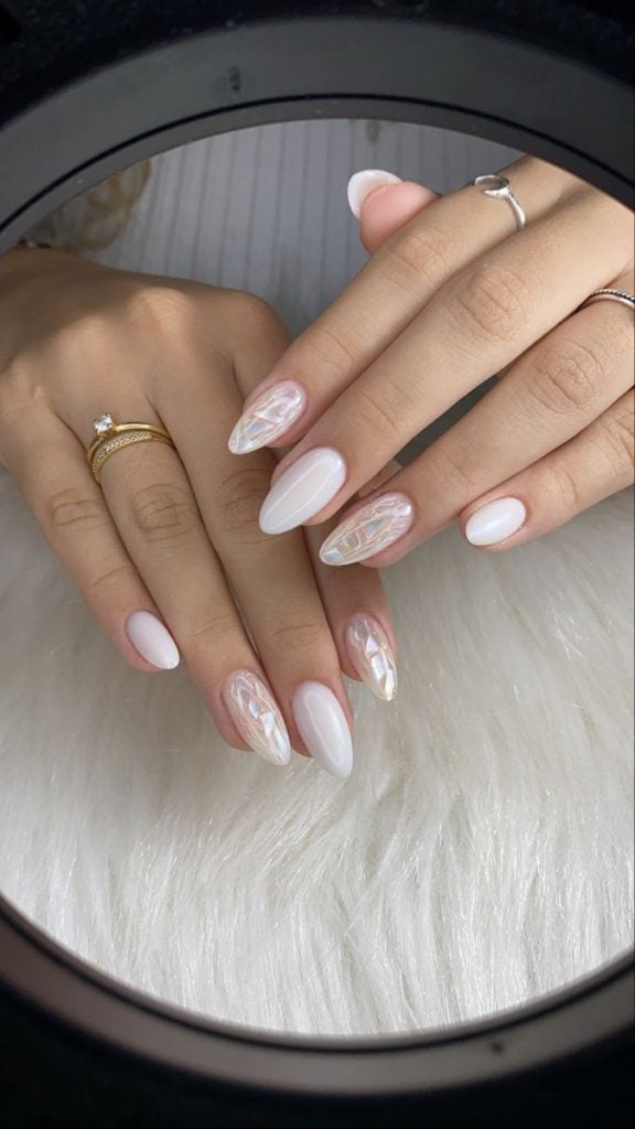 unhas brancas delicadas
