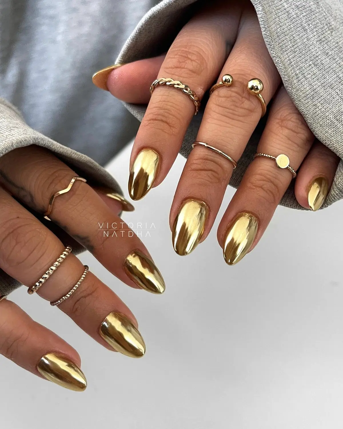 unhas brancas e douradas