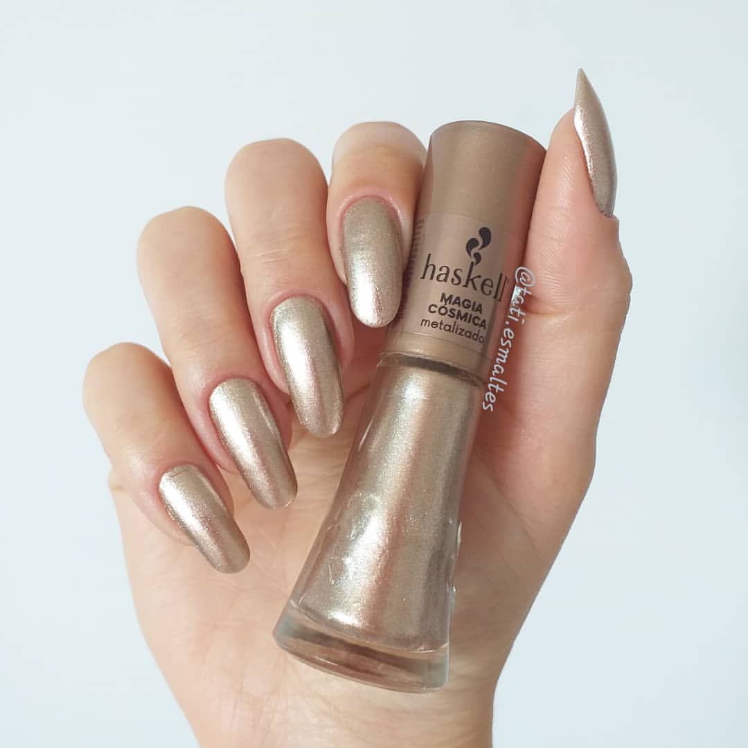 unhas rosa e douradas