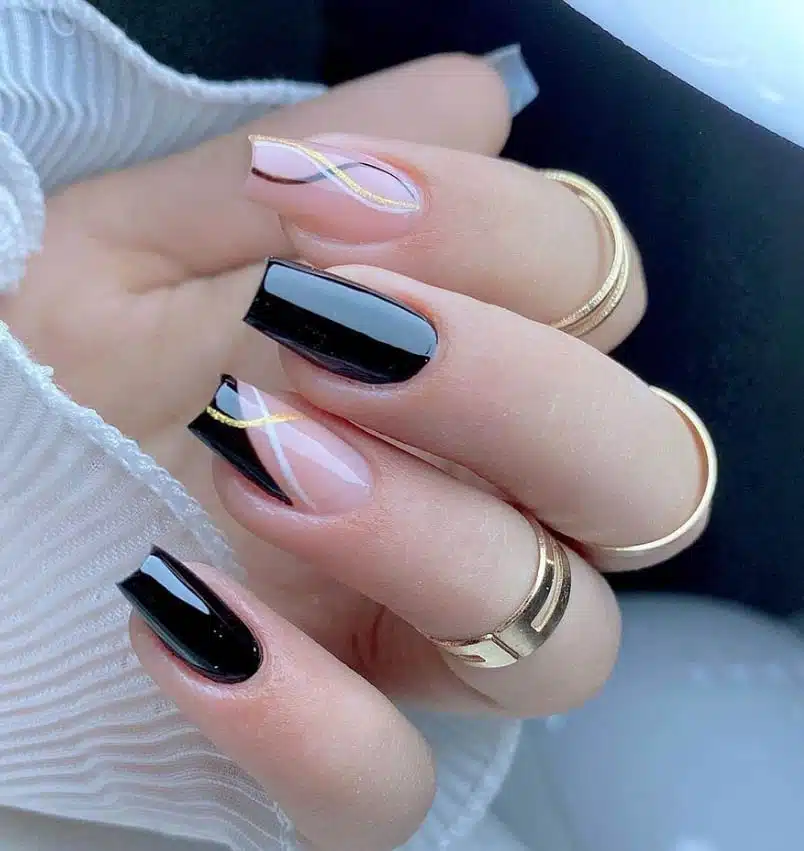 Unhas Pretas com Detalhes: Ouro