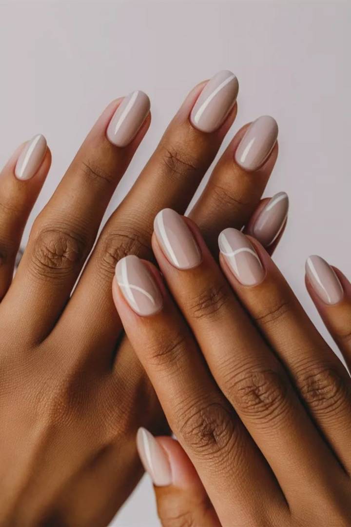 unhas em gel simples com francesinha invertida