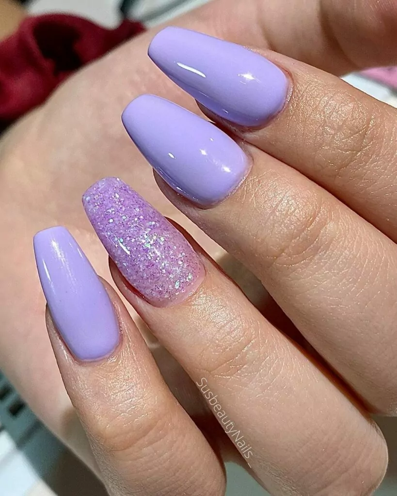 unhas lilás com pedrarias