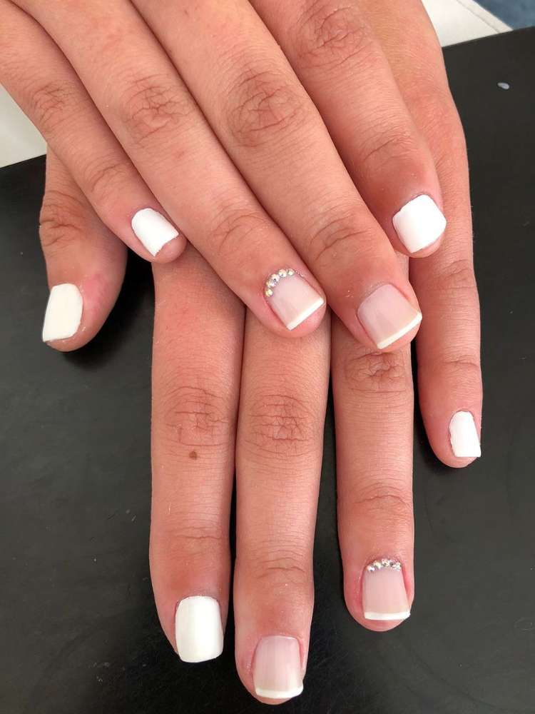 unhas curtas coloridas