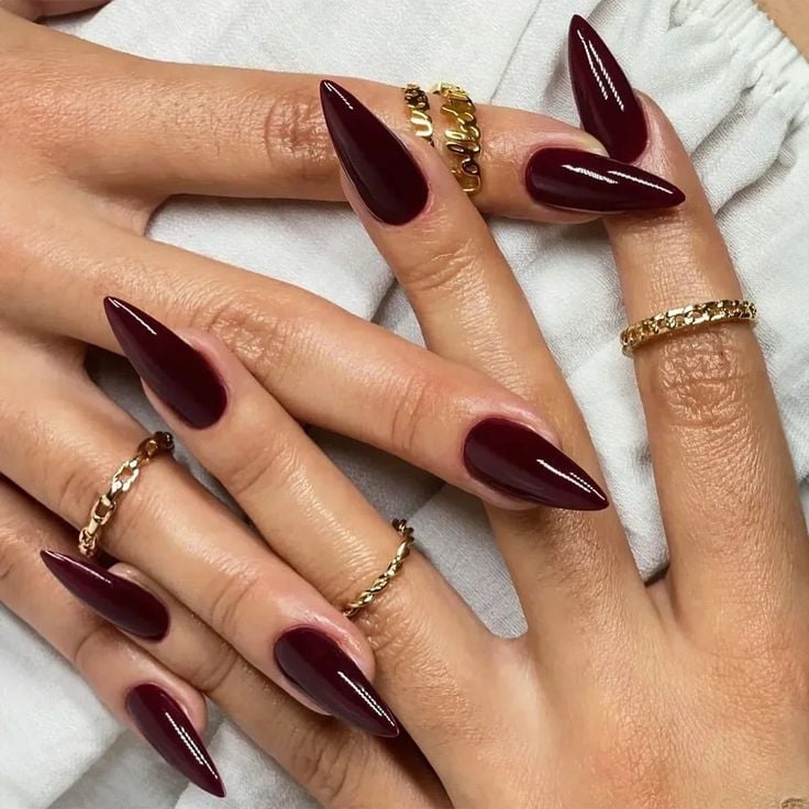 unha stiletto delicada
