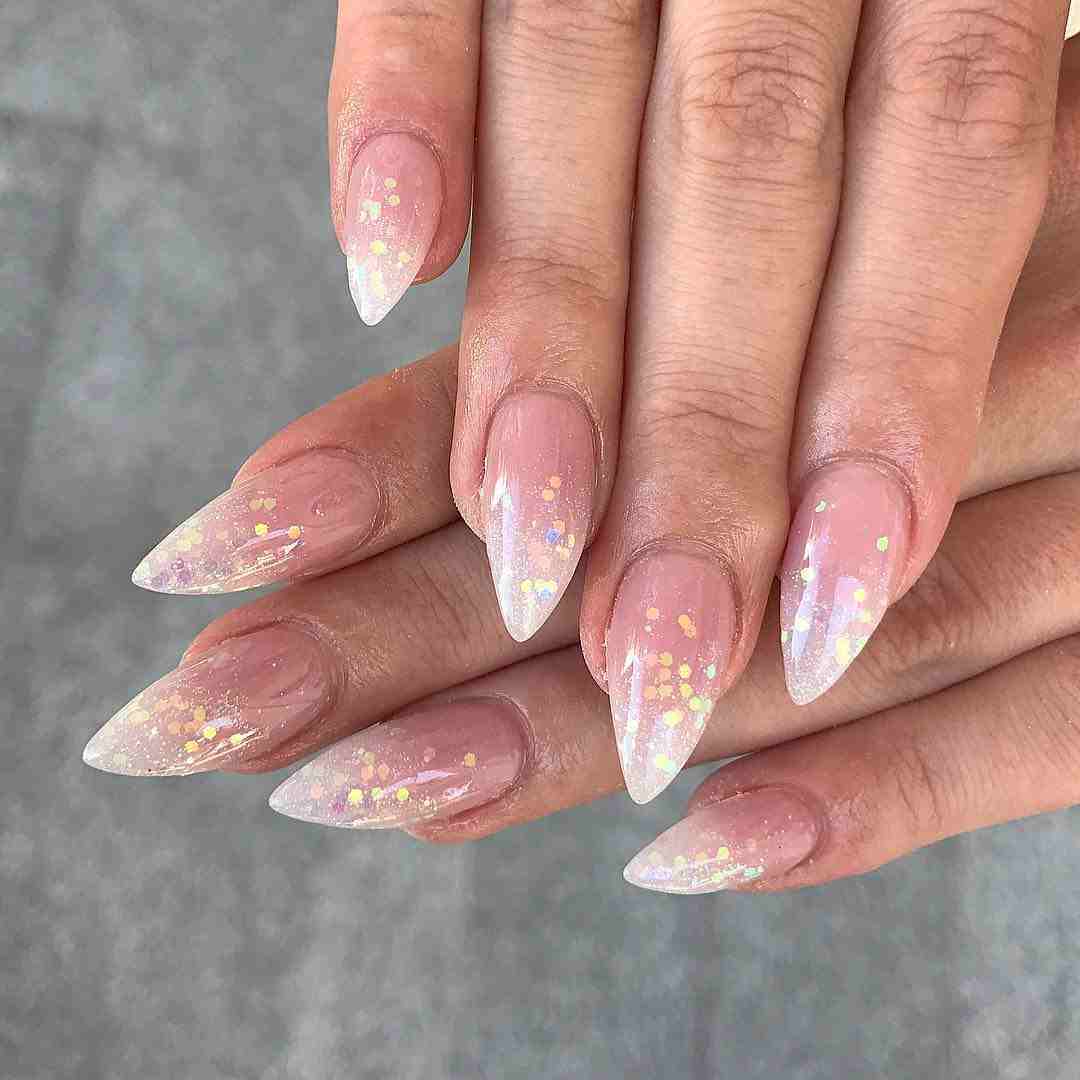 unha stiletto brilhante