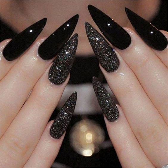unha stiletto metalizada