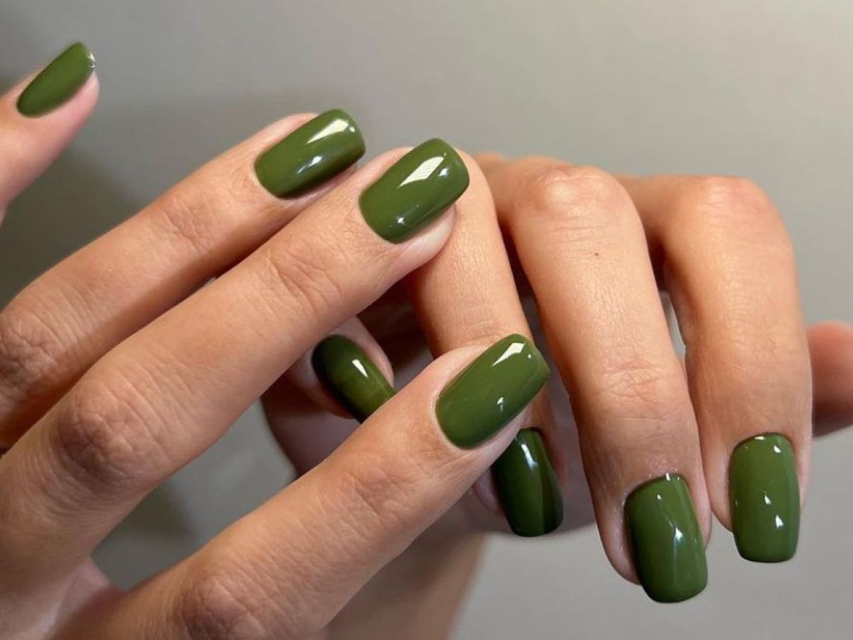 unha verde com prata