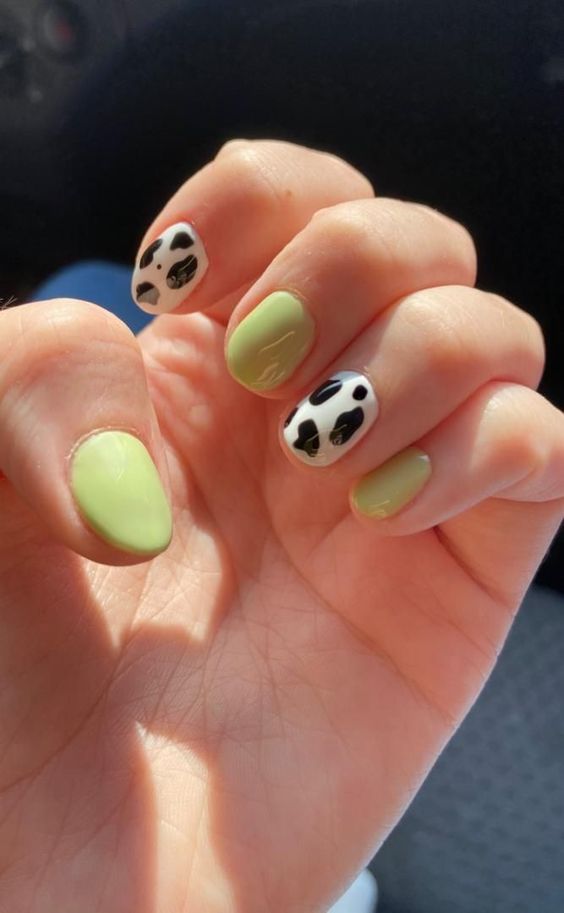 unhas curtas em tons pastéis