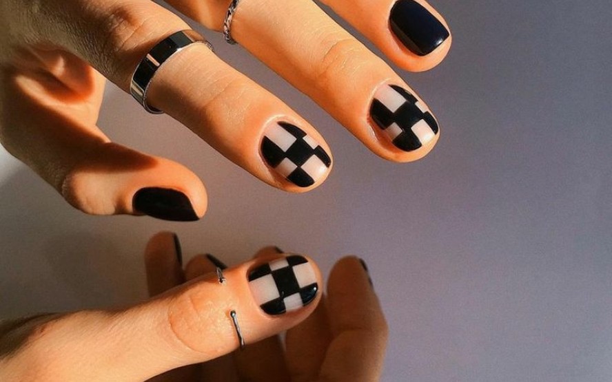 unha quadrada curta com esmalte nude