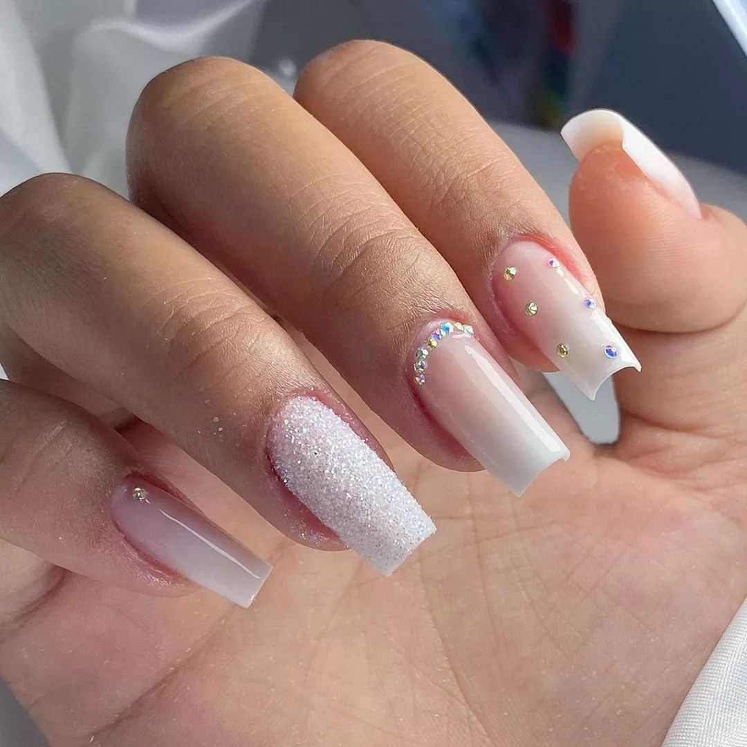 unhas brancas decoradas