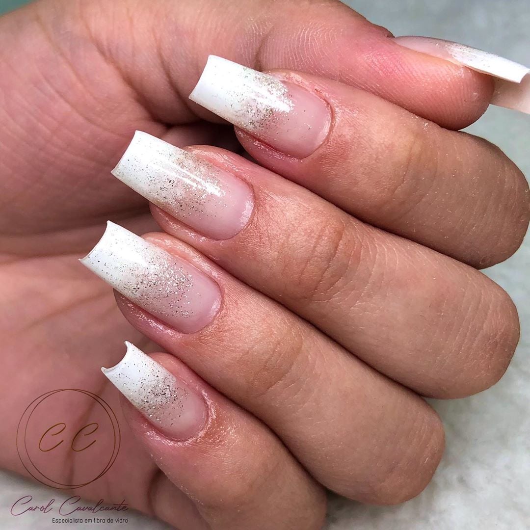 unhas curtas brancas