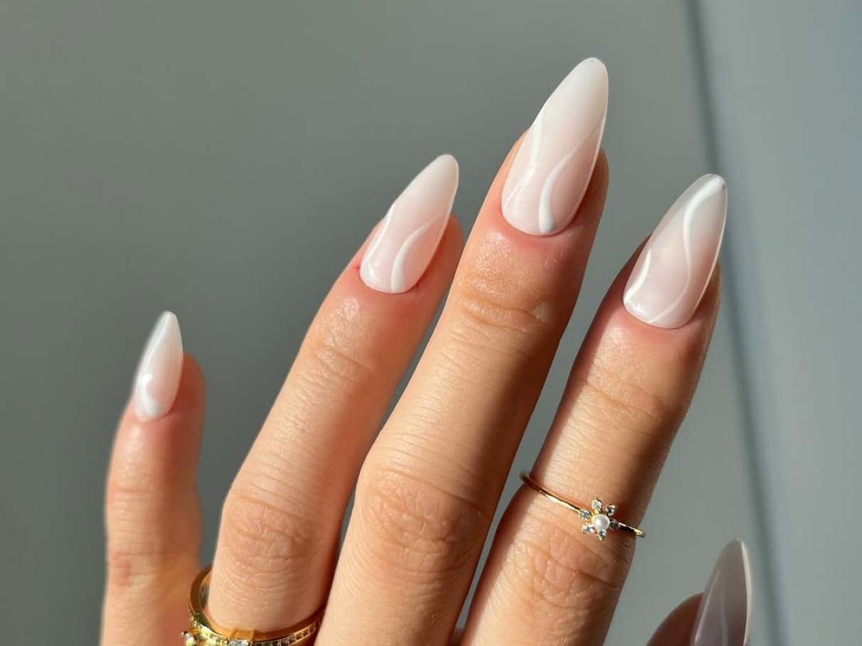 unhas brancas minimalistas