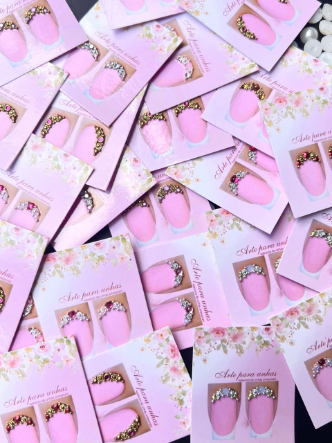 aplicação de joias de unha