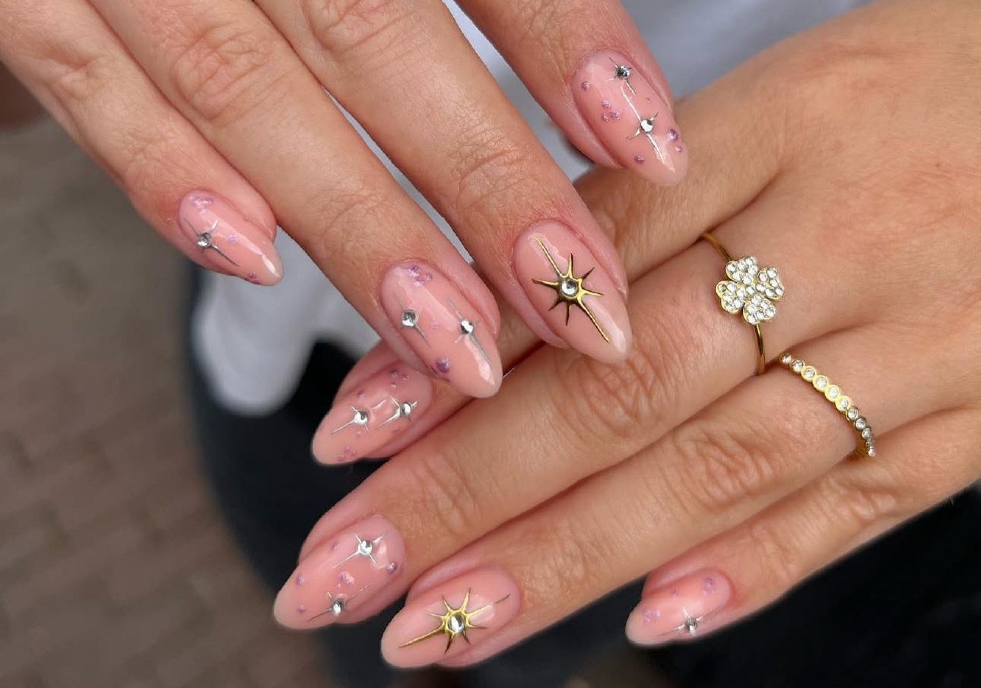 unhas de gel delicadas e elegantes