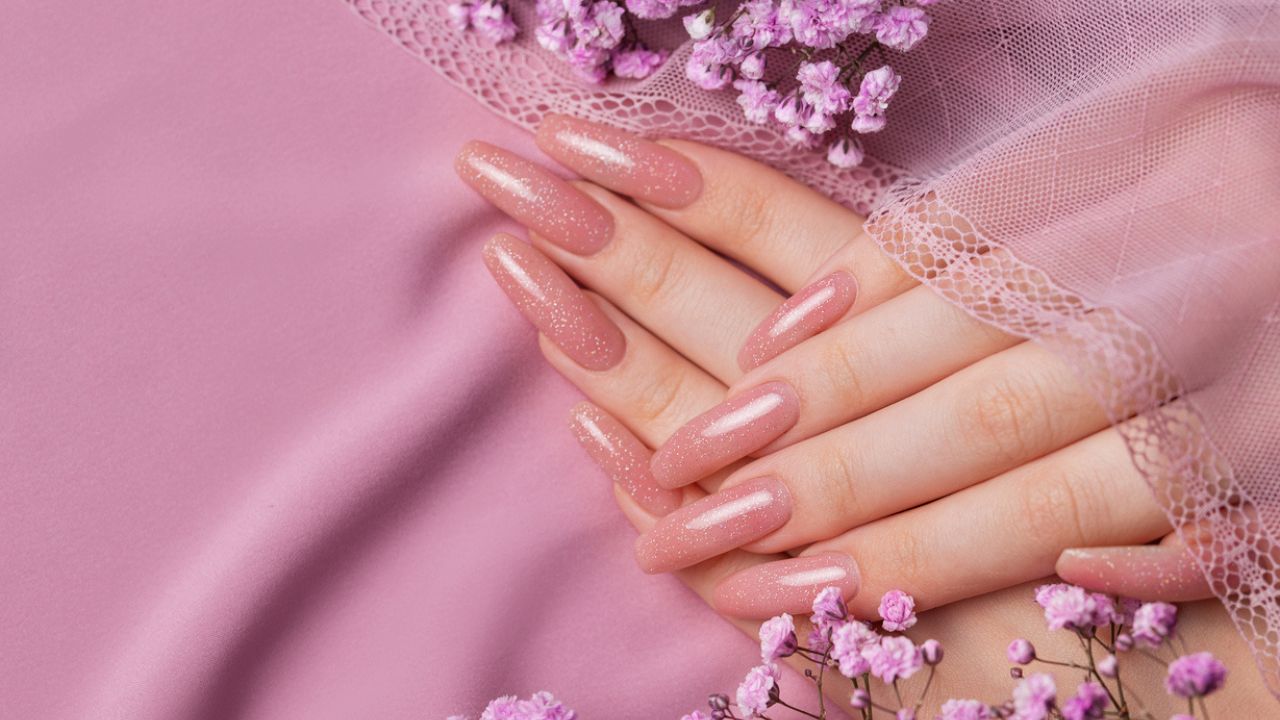 unhas de gel com flores secas