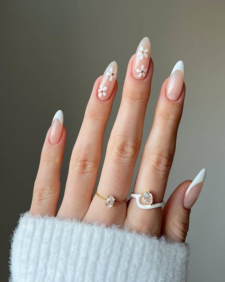 unhas de gel com flores secas
