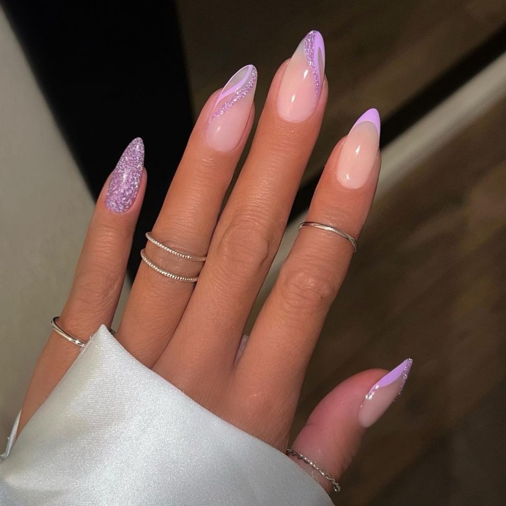 unhas em gel com glitter roxo