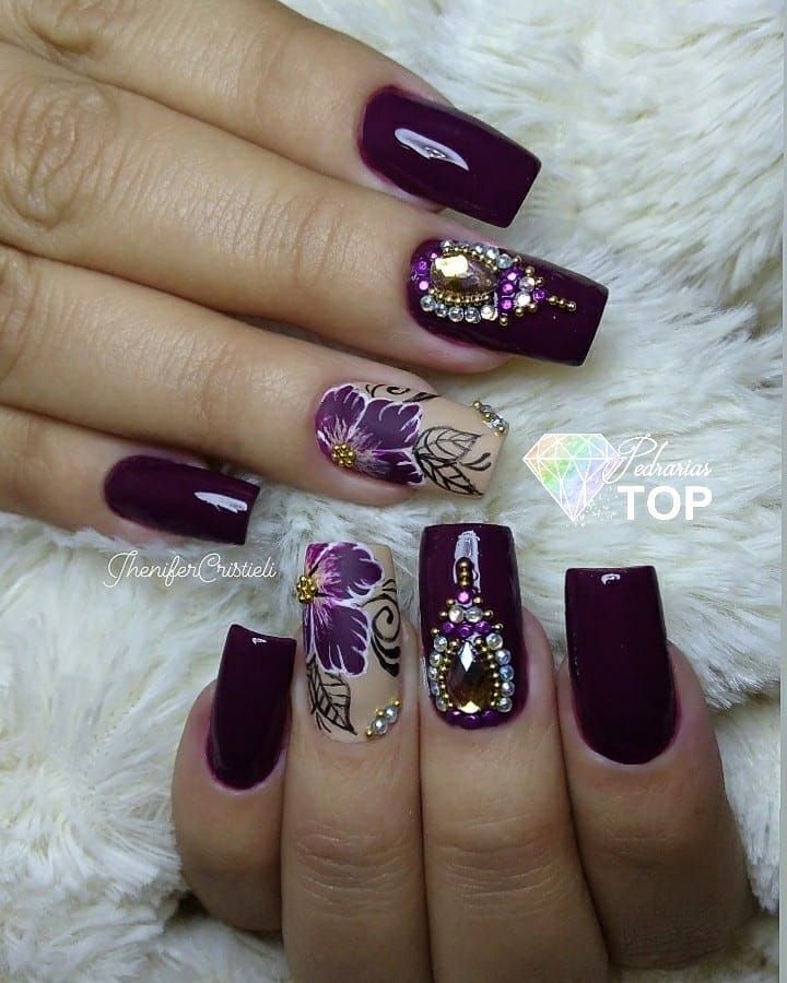 unhas roxas amendoado