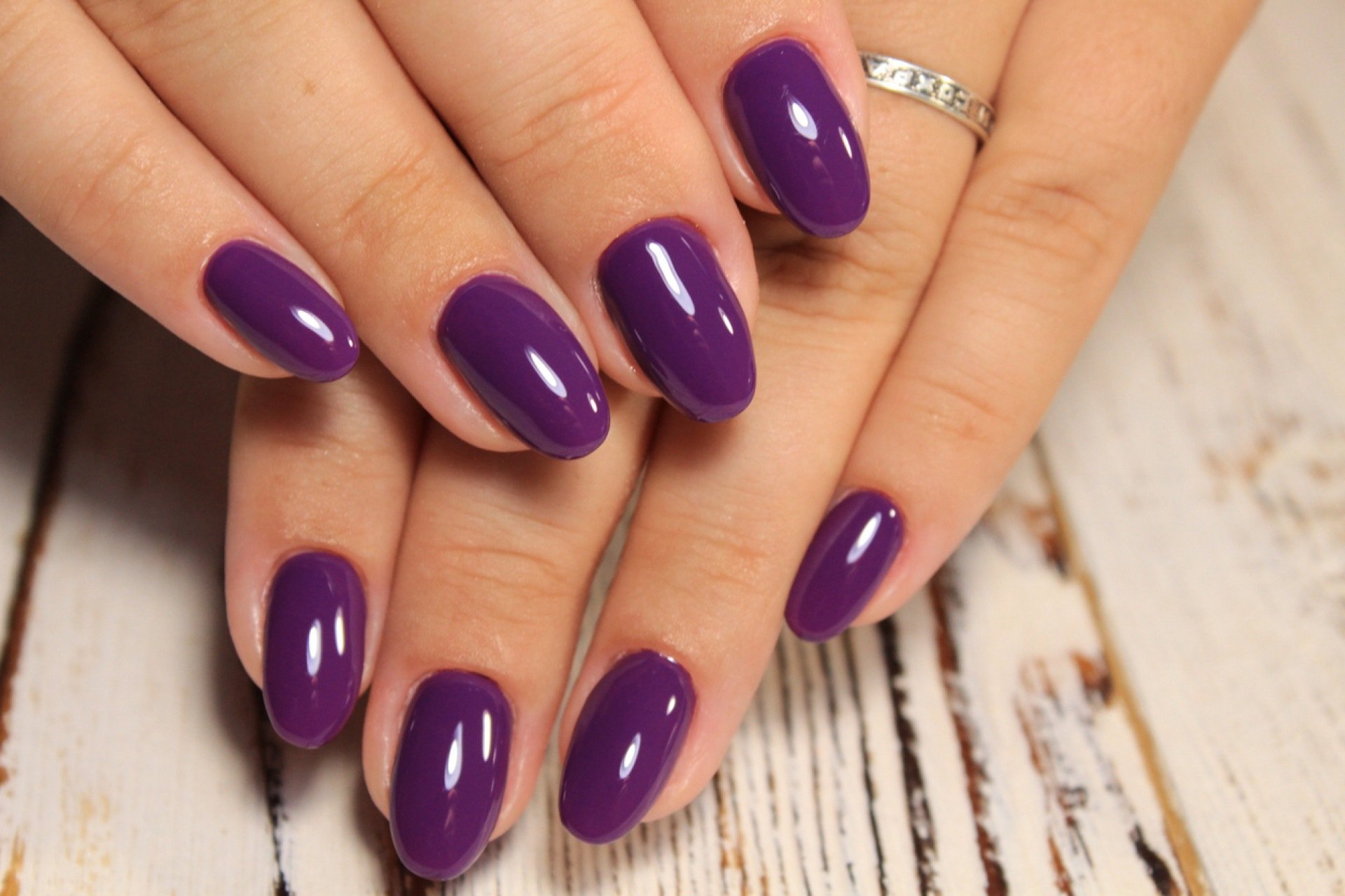 unhas roxas efeito cromado