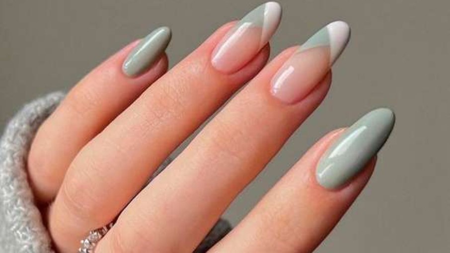 5 ideias de títulos:
1. Guia Completo: Escolhendo a Lixa de Unha Perfeita para Cada Necessidade.
2. Lixa de Vidro vs. Lixa de Papel: Qual a Melhor Opção para Suas Unhas?
3. Desvendando as Gramaturas: Como a Granulometria da Lixa Afeta Suas Unhas.
4. Dicas de Manicure Profissional: O Uso Correto das Lixas para Alongamentos.
5. Higiene e Durabilidade: Por Que Investir em Lixas Laváveis e Esterilizáveis?