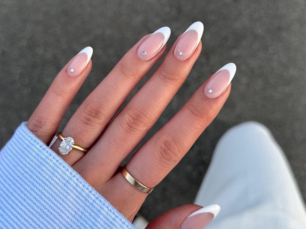 ideias de unhas brancas decoradas para festas