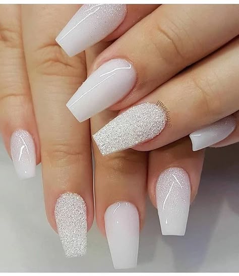 modelo de unha em gel branca