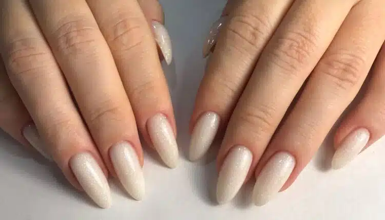 modelo de unha em gel branca