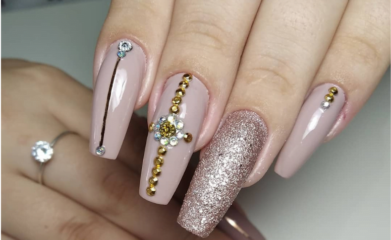 20 ideias de unhas nude elegantes para festas