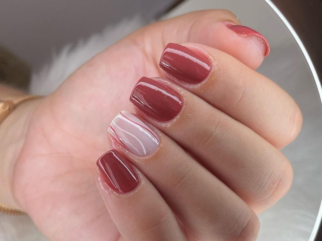 unhas com esmalte nude para alongar