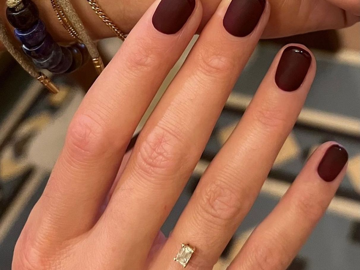 unhas com esmalte marrom