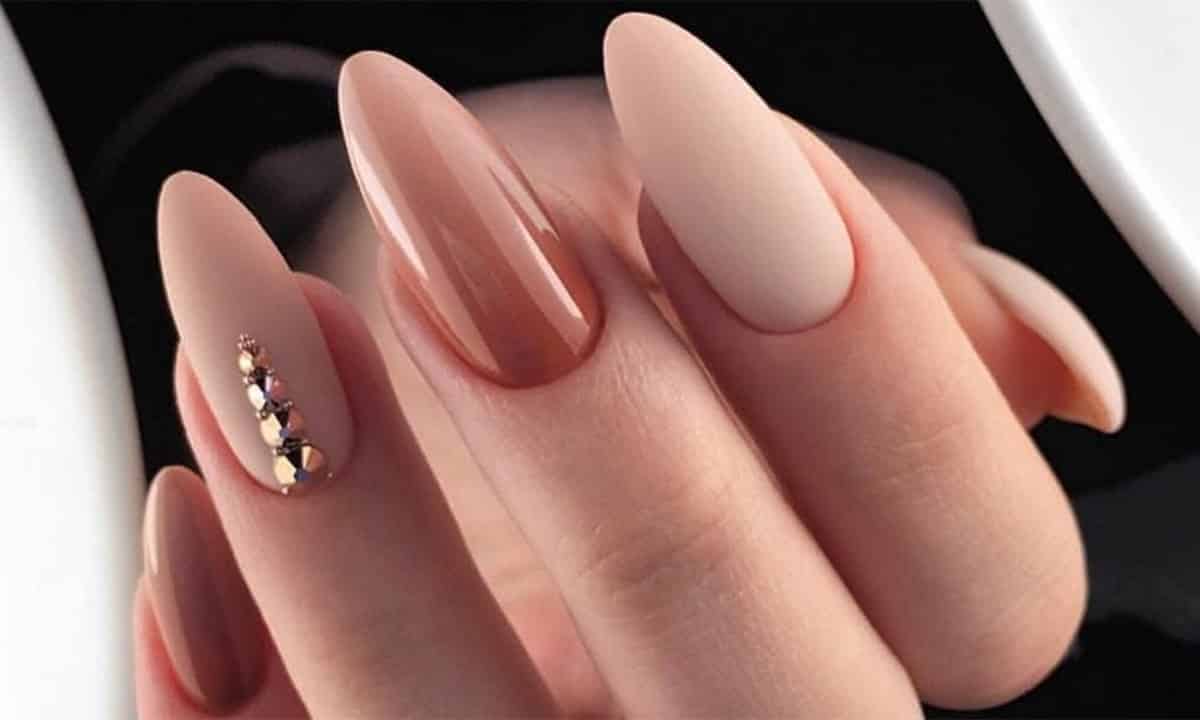 Luxo Silencioso: As Cores e Acabamentos de Unhas Postiças que Vão Dominar 2026