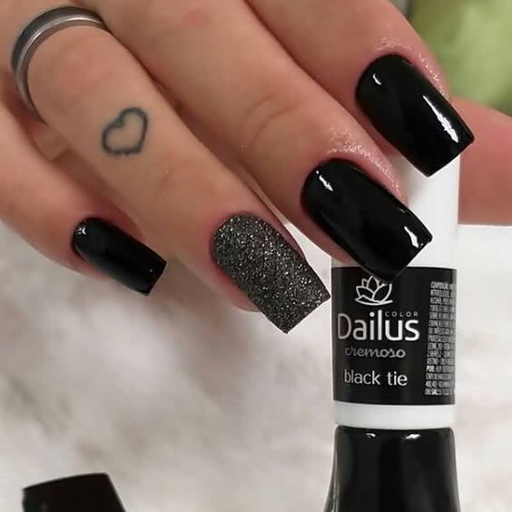 Unhas Pretas: Mitos e Verdades sobre a Cor Mais Versátil da Manicure
