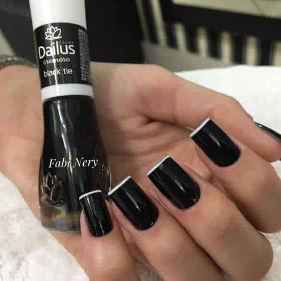 unha preta com detalhes