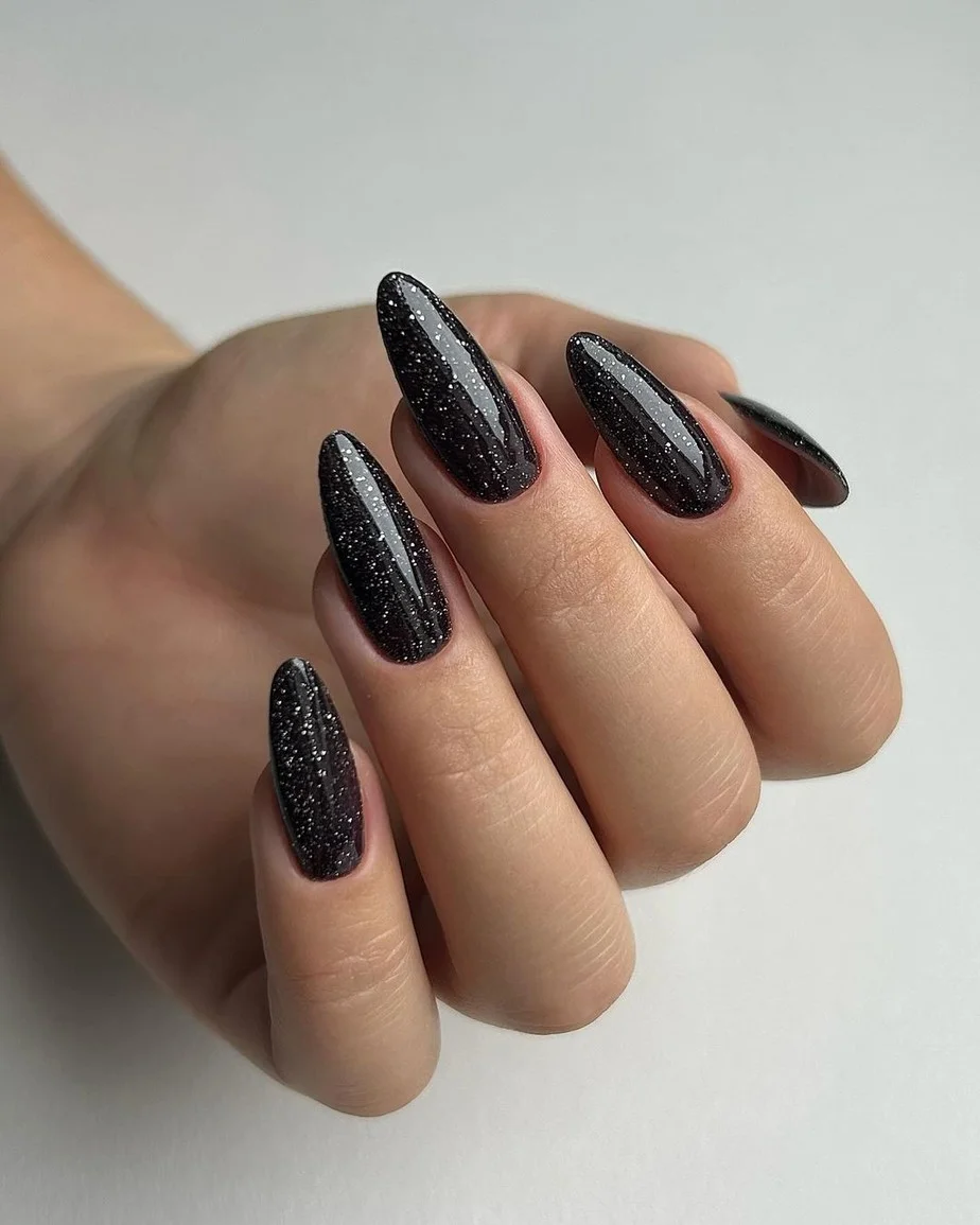 esmalte preto e branco