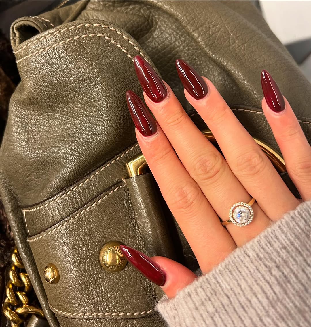 unhas vinho com dourado