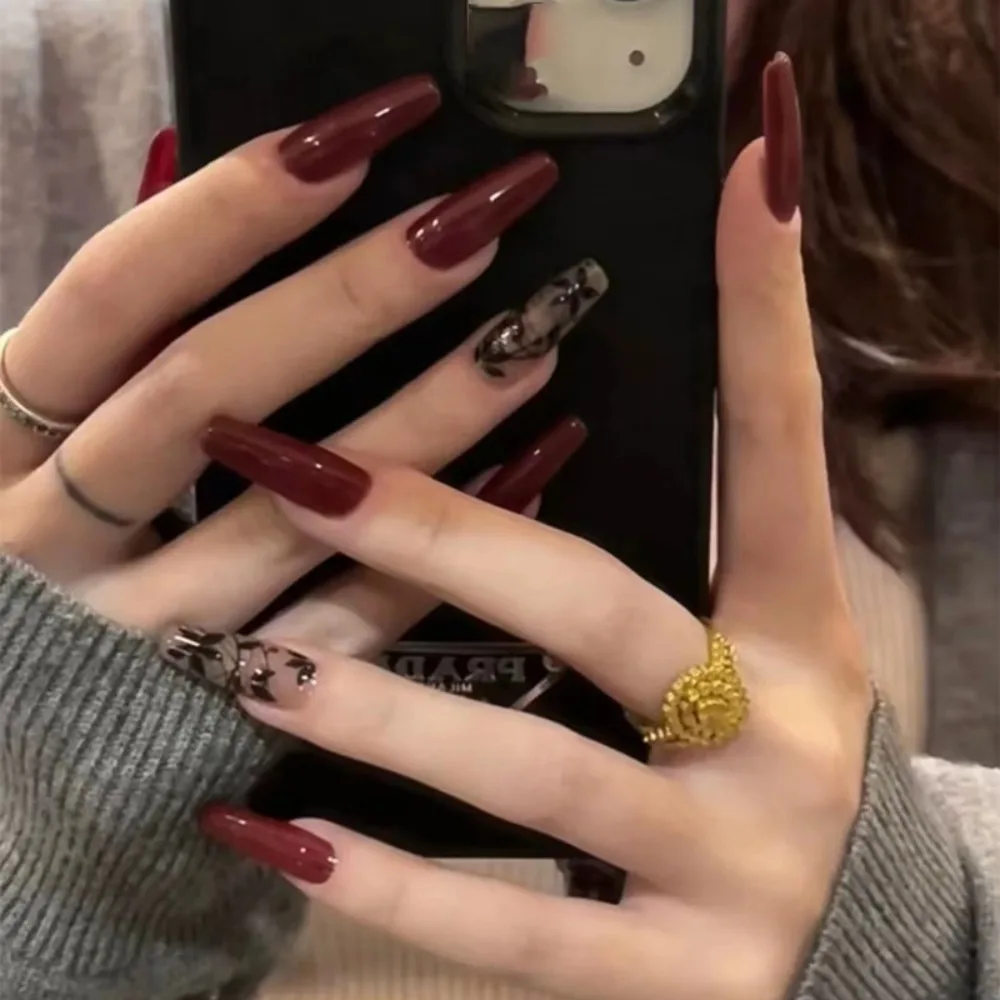 unhas vinho e nude
