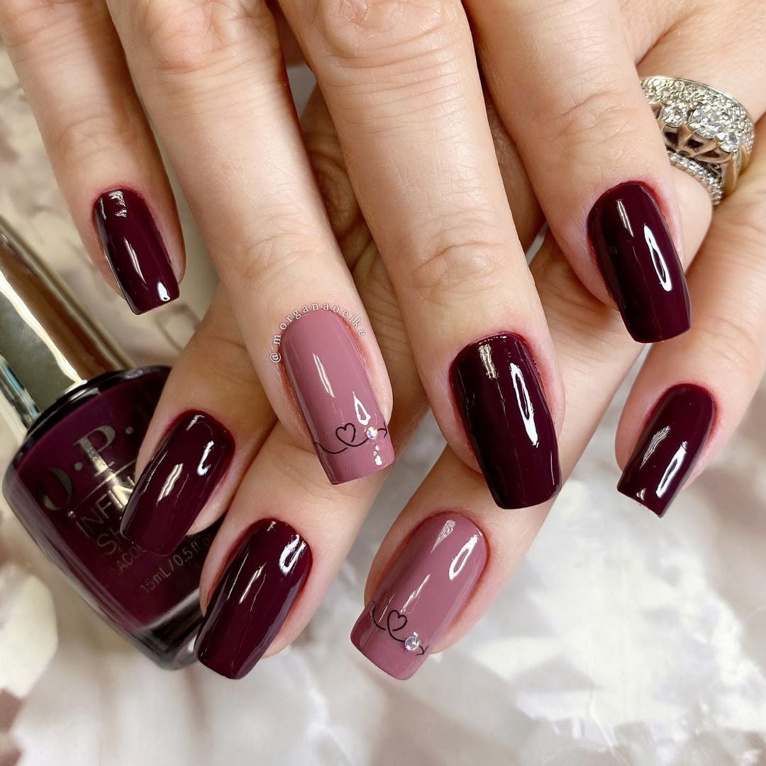 unhas vinho com dourado