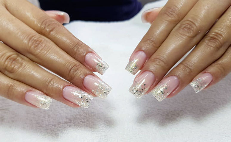 Unhas de fibra de vidro decoradas