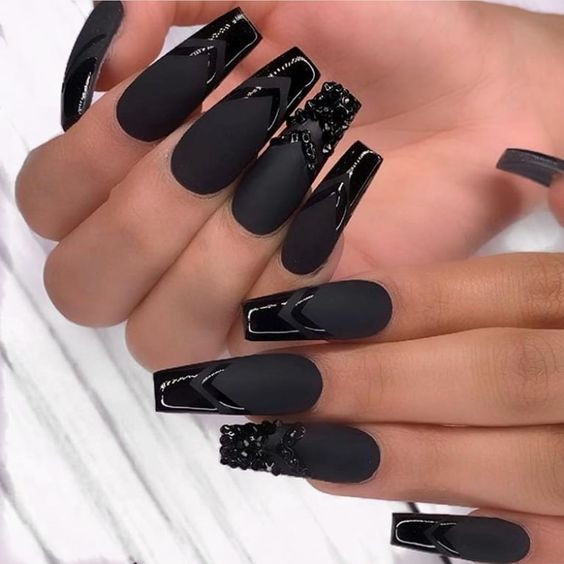 unha de fibra preta fosca com francesinha brilhante