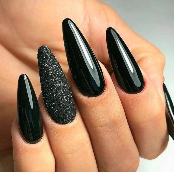 unha em gel preta decorada para festa