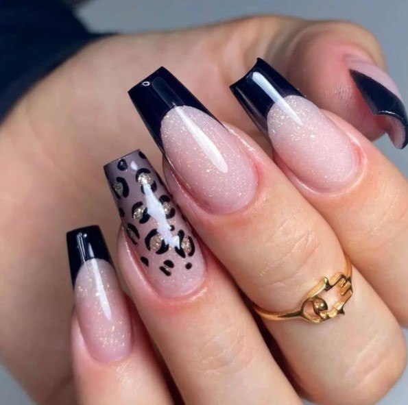 unha em gel preta minimalista