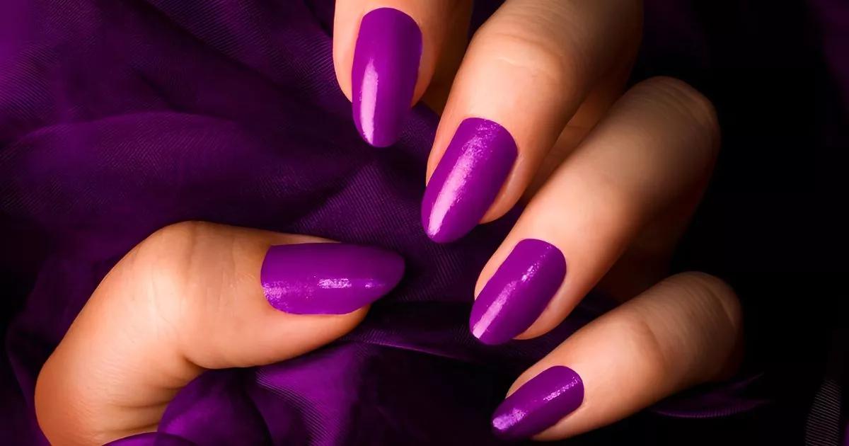 unhas em gel roxo com pedrarias